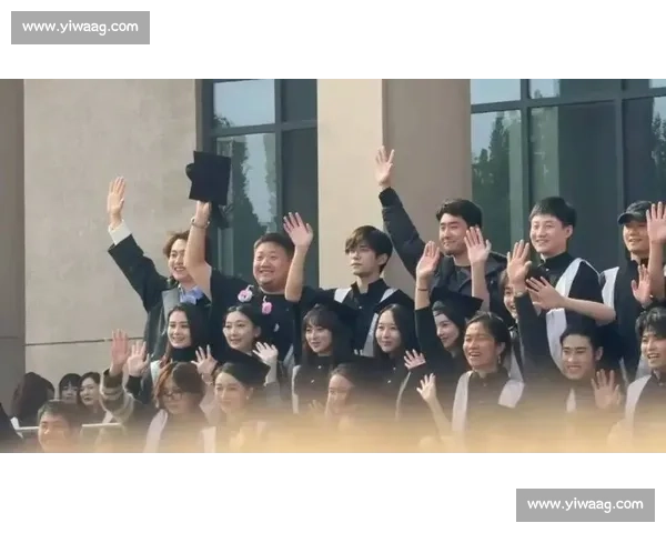 千玺的毕业礼迟到三年：穿学士服赴宴，终于圆满